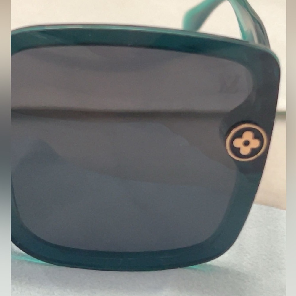 New Replica Sunglasses 😎 Beautiful Color 🕶️Not Original this are boutique 🕶️ - Picture 7 of 7